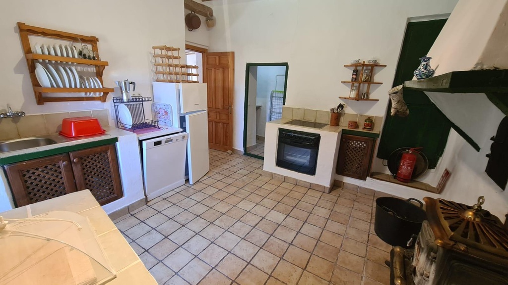 FARM HOUSE – TWO ADJOINING ANDALUSIAN CORTIJOS WITH POOL, TOURIST LICENCE & HUGE POTENTIAL IN GRANADA