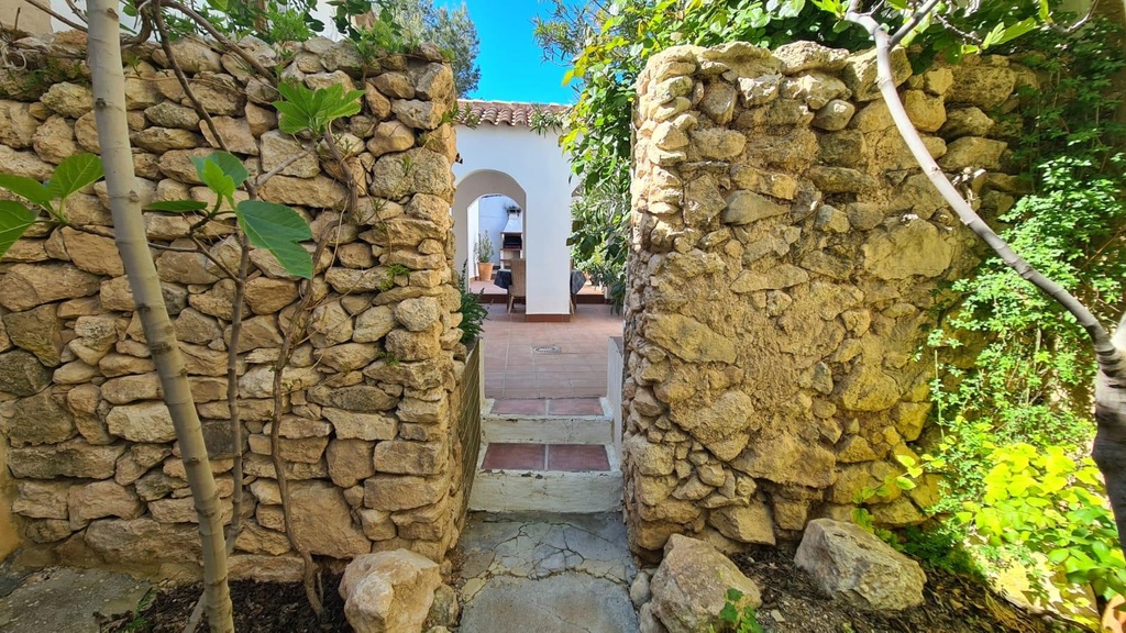 FARM HOUSE – TWO ADJOINING ANDALUSIAN CORTIJOS WITH POOL, TOURIST LICENCE & HUGE POTENTIAL IN GRANADA