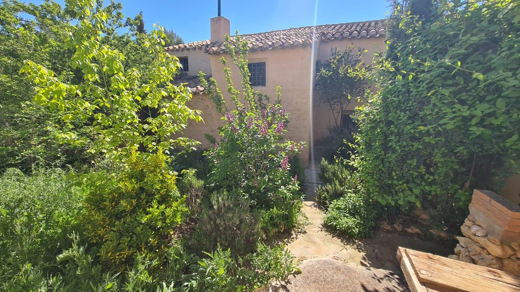FARM HOUSE – TWO ADJOINING ANDALUSIAN CORTIJOS WITH POOL, TOURIST LICENCE & HUGE POTENTIAL IN GRANADA