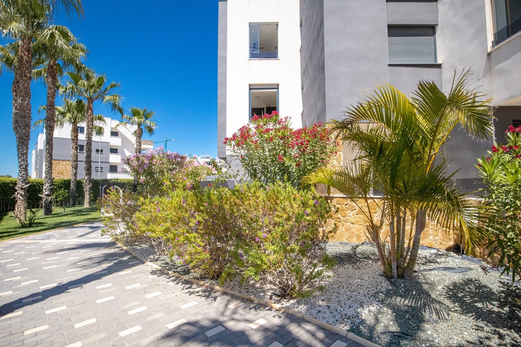 Luxe penthouse met 3 slaapkamers in Torrevieja – Los Altos met parkeerplaats en opslagruimte