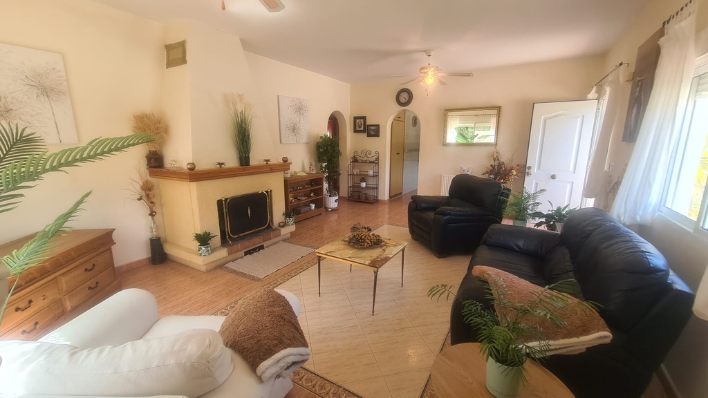 Landelijk Villa met 3 Slaapkamers, 1 Badkamer Te Koop in El Margen, Oria