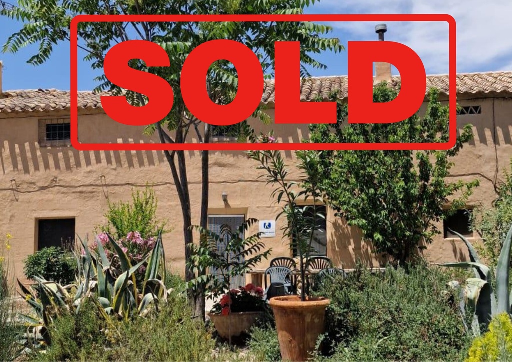 Halfvrijstaande villa te koop in Granada