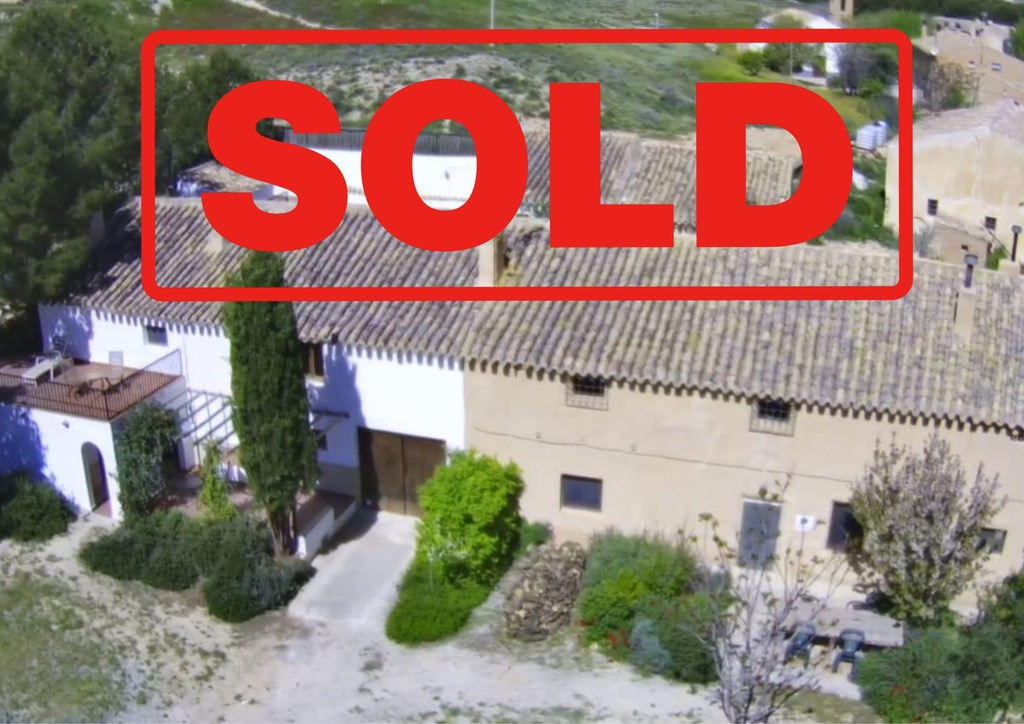 FARM HOUSE – TWO ADJOINING ANDALUSIAN CORTIJOS WITH POOL, TOURIST LICENCE & HUGE POTENTIAL IN GRANADA