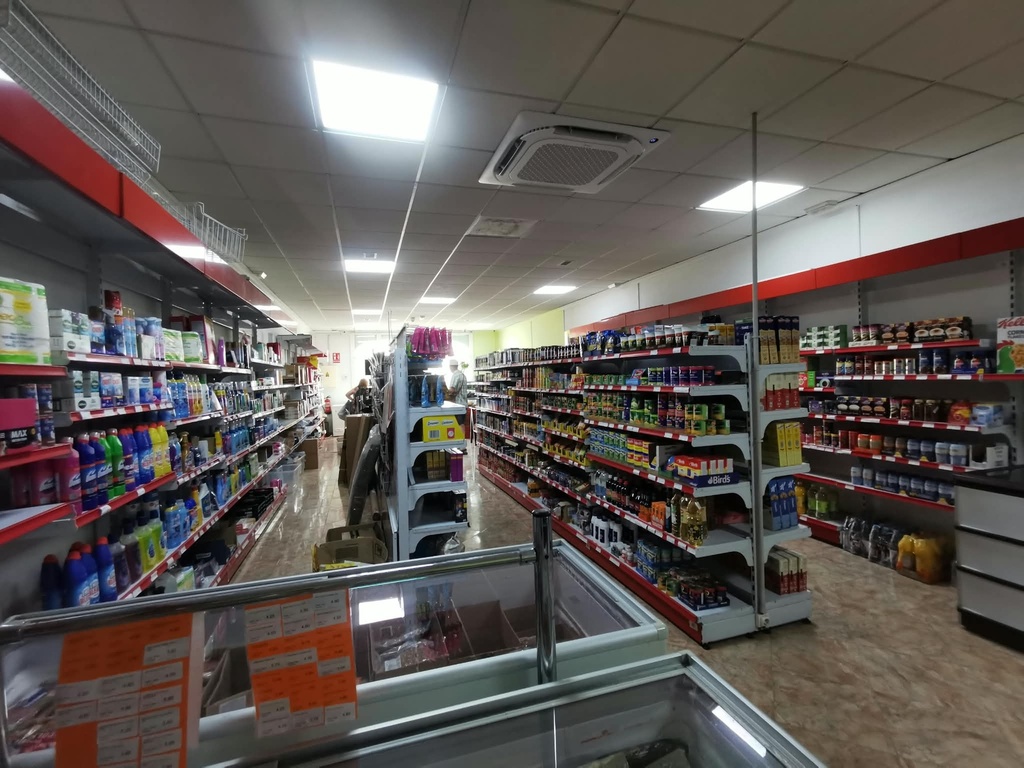 Gevestigde Britse Supermarkt – Erfpacht te Koop in Huércal-Overa, Almería