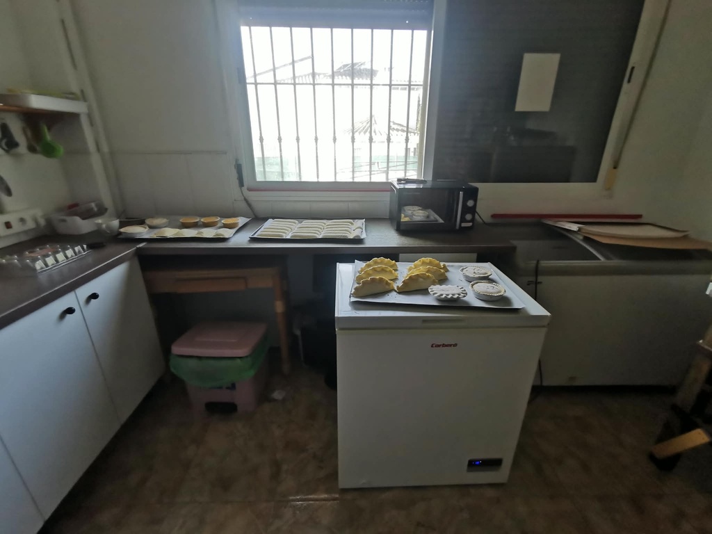 Gevestigde Britse Supermarkt – Erfpacht te Koop in Huércal-Overa, Almería