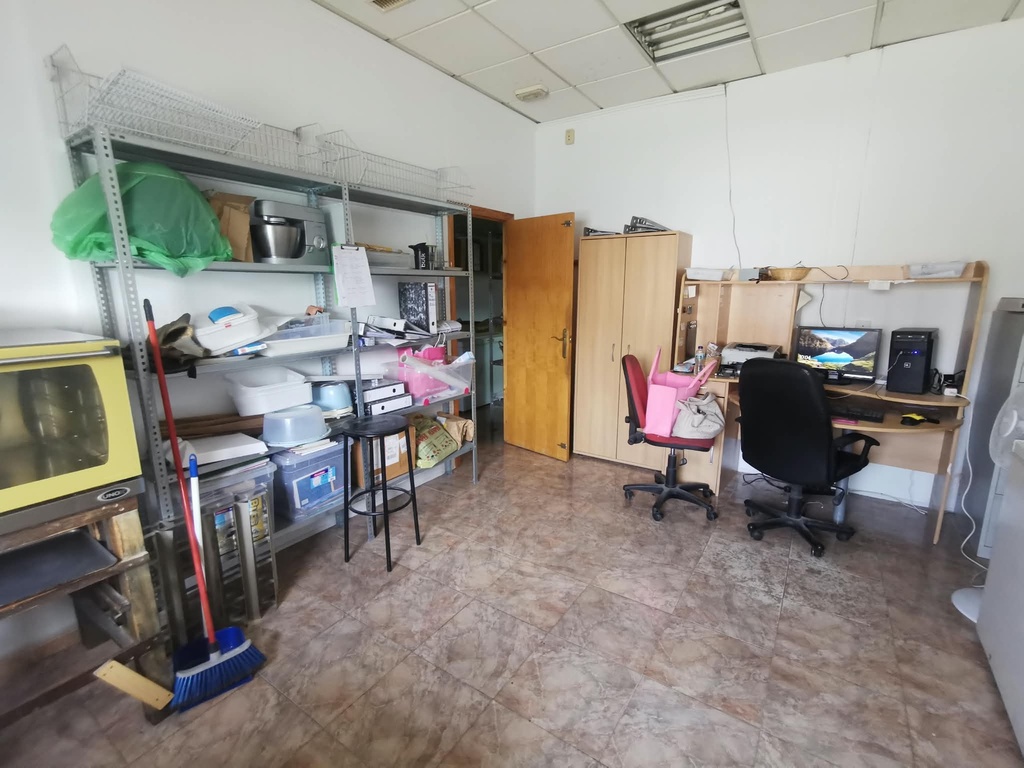 Gevestigde Britse Supermarkt – Erfpacht te Koop in Huércal-Overa, Almería