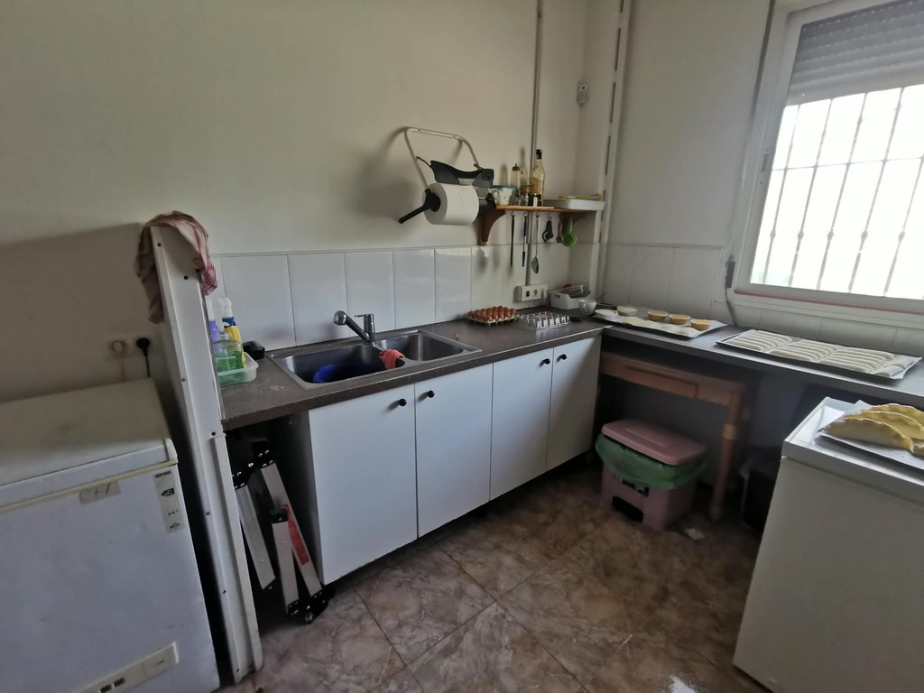 Gevestigde Britse Supermarkt – Erfpacht te Koop in Huércal-Overa, Almería