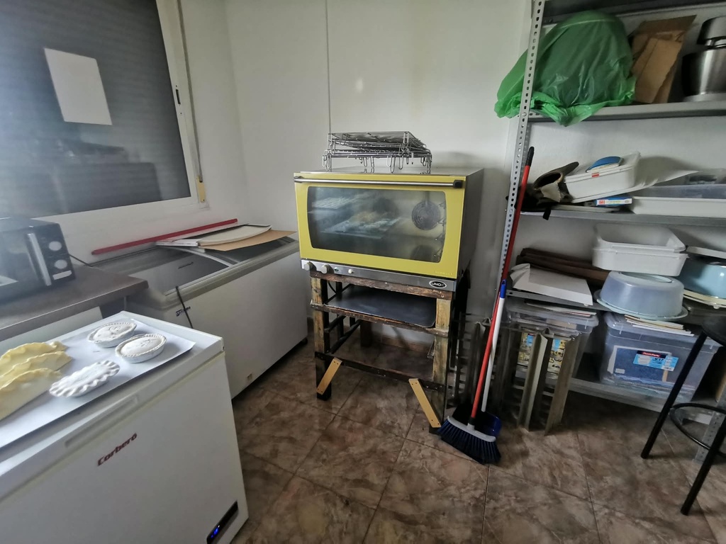 Gevestigde Britse Supermarkt – Erfpacht te Koop in Huércal-Overa, Almería