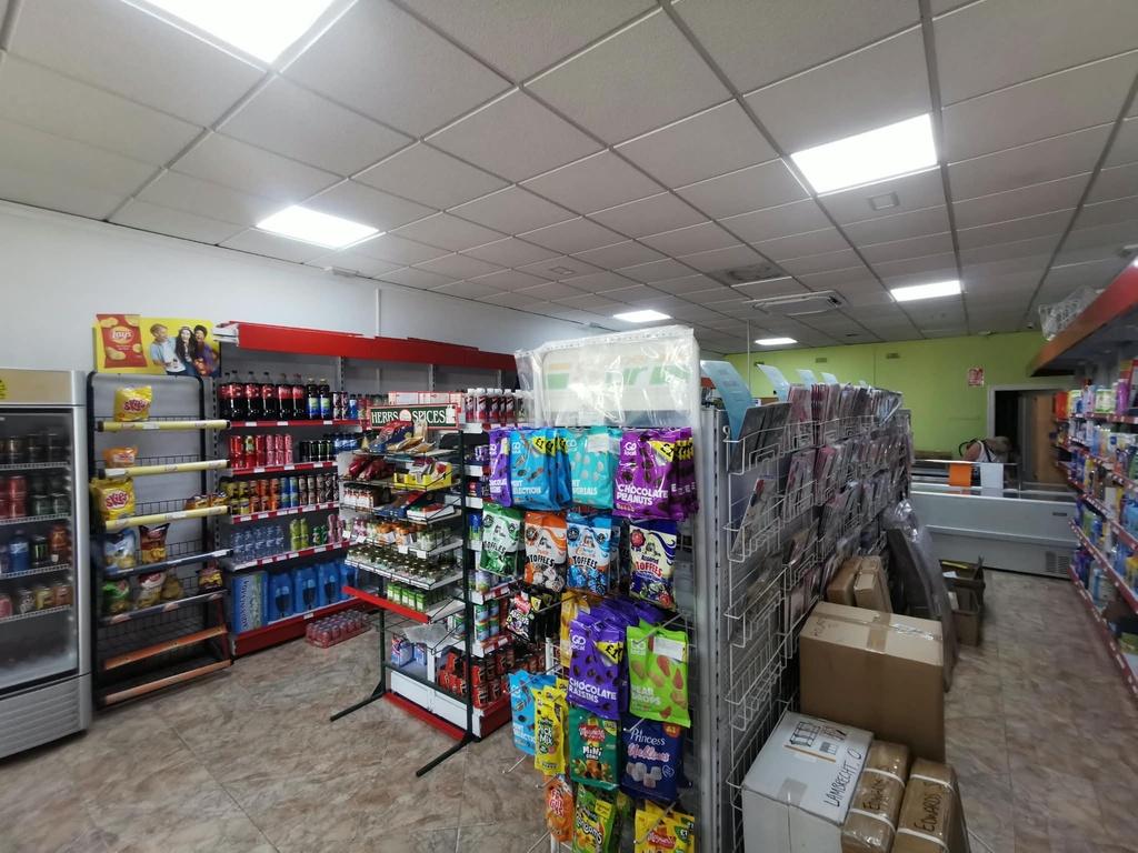 Gevestigde Britse Supermarkt – Erfpacht te Koop in Huércal-Overa, Almería