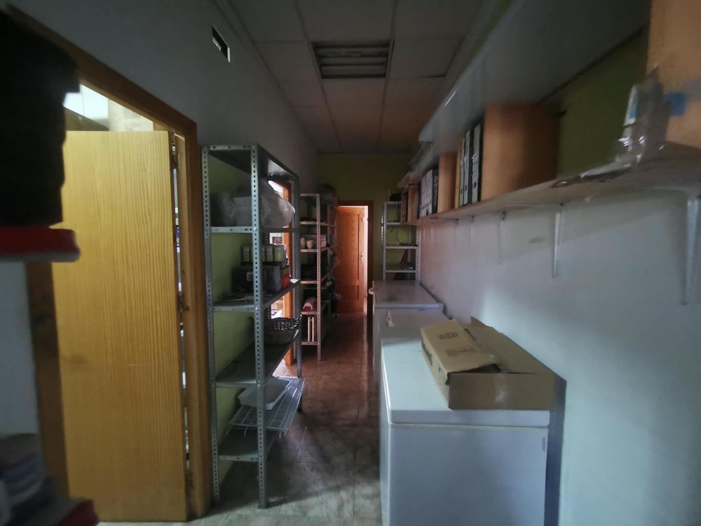 Gevestigde Britse Supermarkt – Erfpacht te Koop in Huércal-Overa, Almería