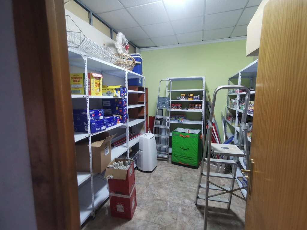 Gevestigde Britse Supermarkt – Erfpacht te Koop in Huércal-Overa, Almería