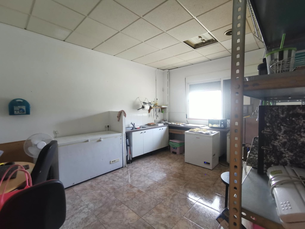 Gevestigde Britse Supermarkt – Erfpacht te Koop in Huércal-Overa, Almería