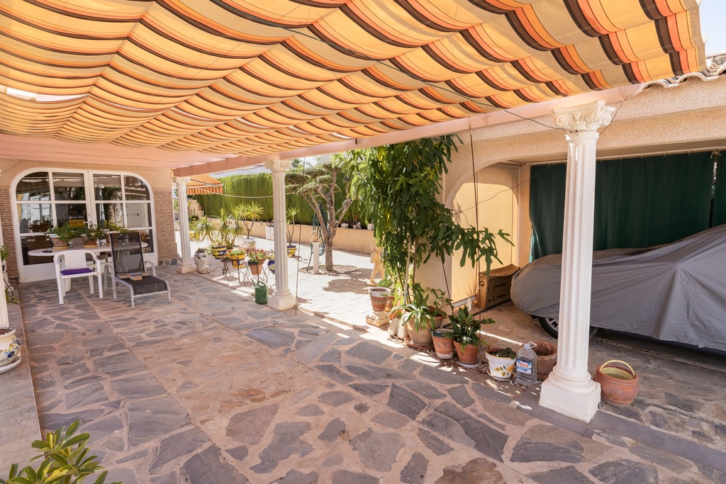 Uitzonderlijke Spaanse Villa met Privézwembad en Weelderige Tuinen dicht bij het Strand in La Regia