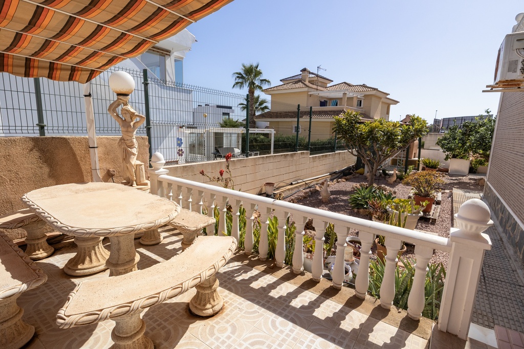 Uitzonderlijke Spaanse Villa met Privézwembad en Weelderige Tuinen dicht bij het Strand in La Regia