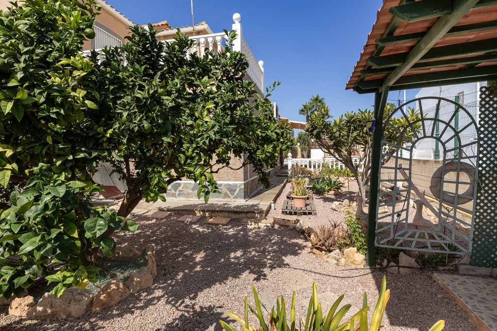 Uitzonderlijke Spaanse Villa met Privézwembad en Weelderige Tuinen dicht bij het Strand in La Regia