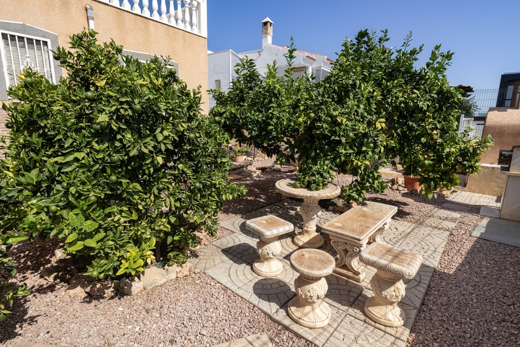 Uitzonderlijke Spaanse Villa met Privézwembad en Weelderige Tuinen dicht bij het Strand in La Regia