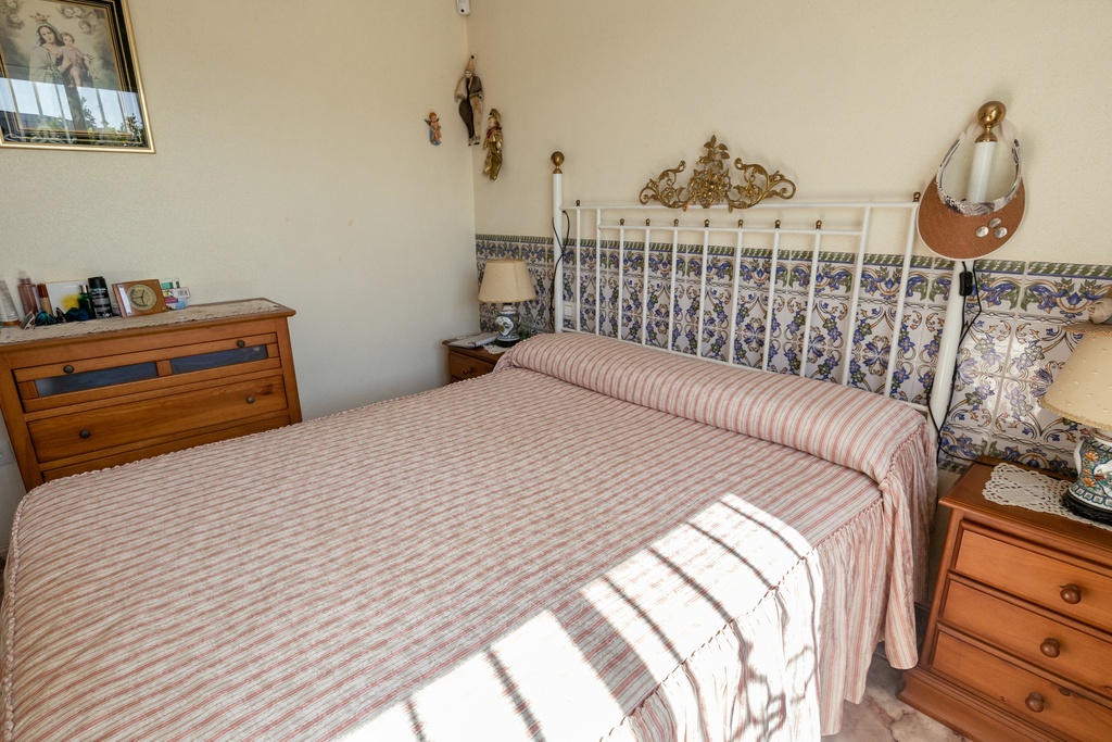 Uitzonderlijke Spaanse Villa met Privézwembad en Weelderige Tuinen dicht bij het Strand in La Regia