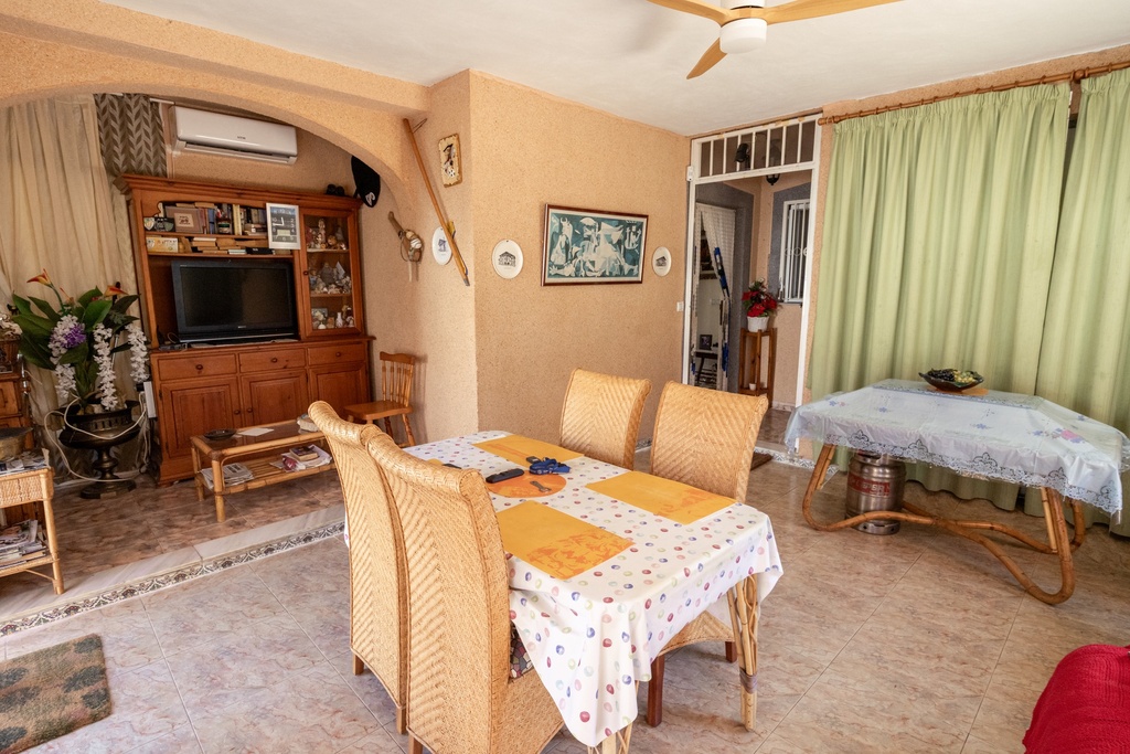 Uitzonderlijke Spaanse Villa met Privézwembad en Weelderige Tuinen dicht bij het Strand in La Regia