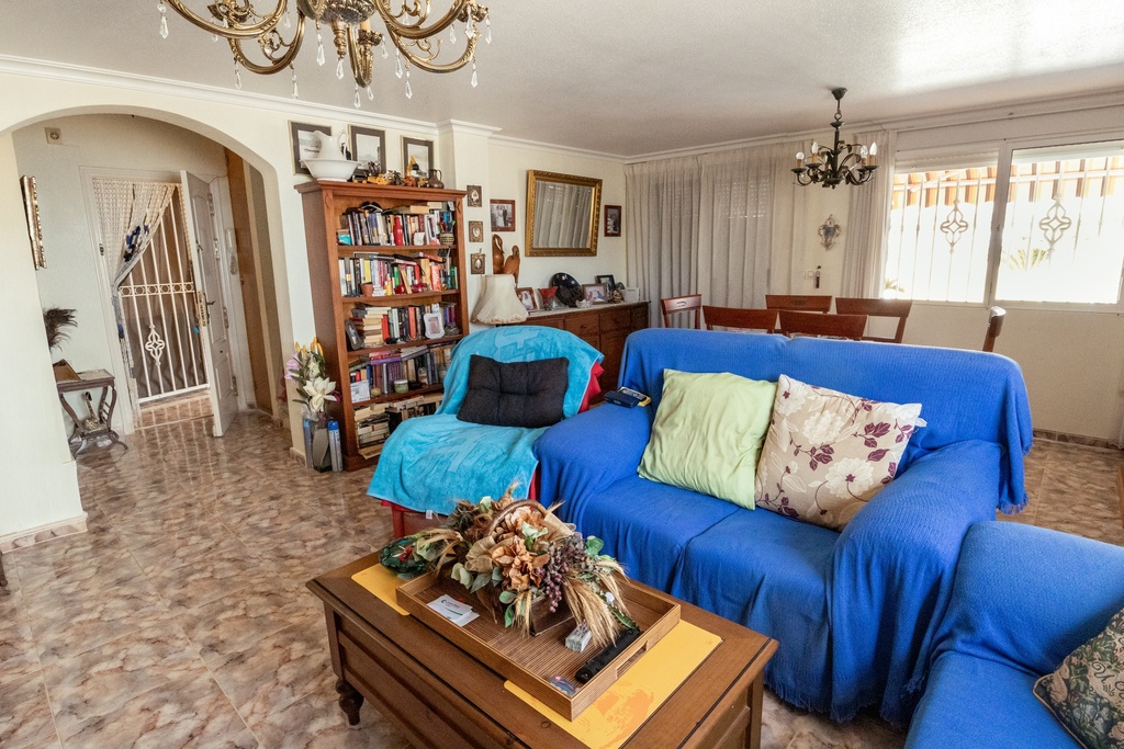 Uitzonderlijke Spaanse Villa met Privézwembad en Weelderige Tuinen dicht bij het Strand in La Regia