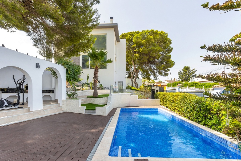 Vrijstaande villa te koop in Torrevieja