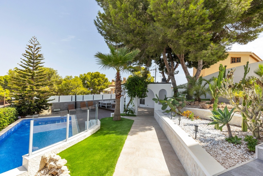 Vrijstaande villa te koop in Torrevieja