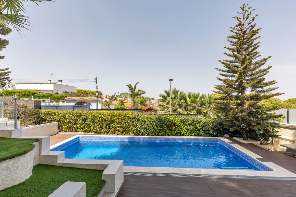Vrijstaande villa te koop in Torrevieja