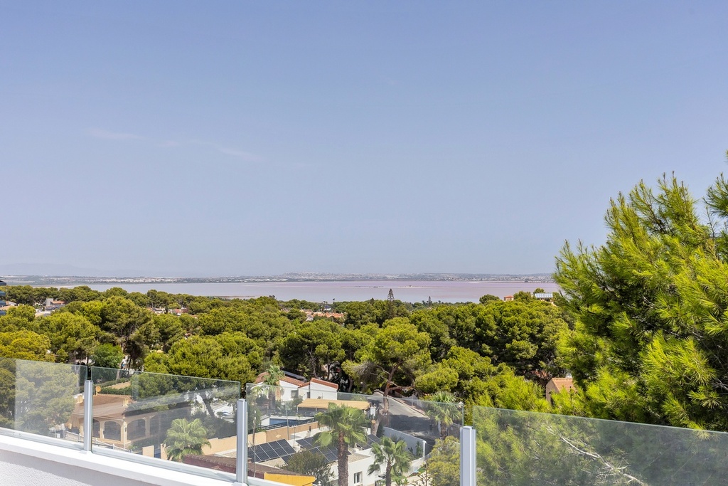 Vrijstaande villa te koop in Torrevieja