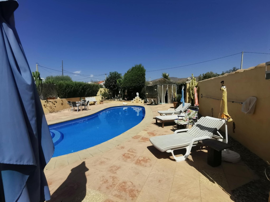 Mooi gerenoveerde woning met 4/5 slaapkamers, privézwembad in Las Labores, Huércal-Overa