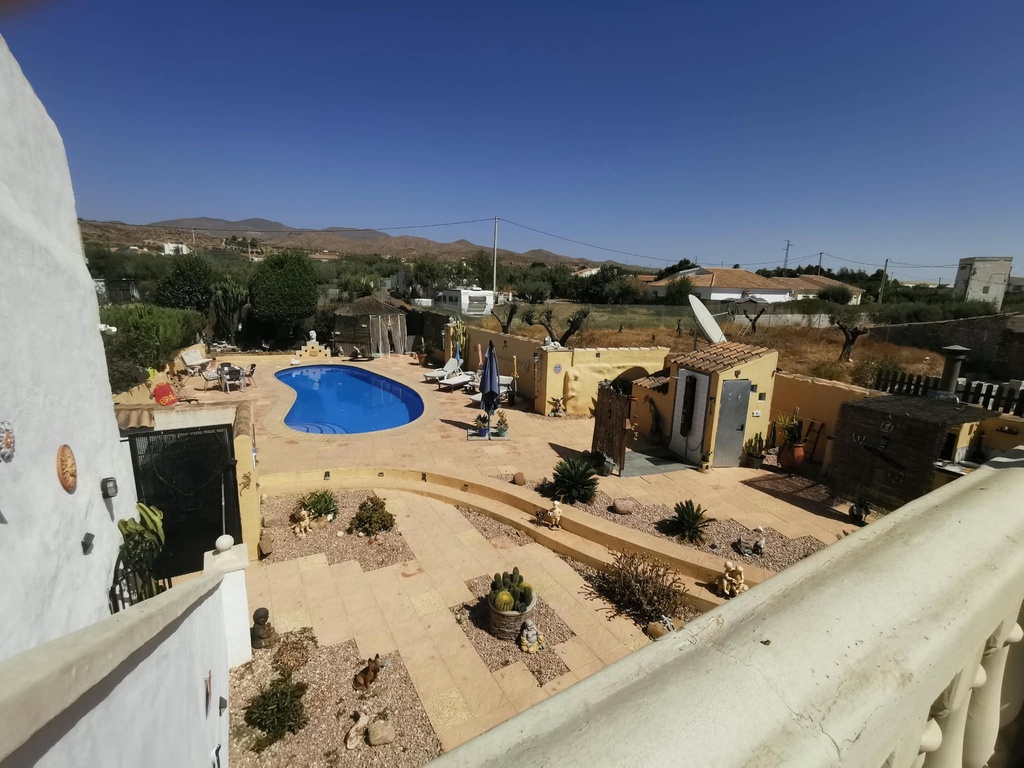 Mooi gerenoveerde woning met 4/5 slaapkamers, privézwembad in Las Labores, Huércal-Overa
