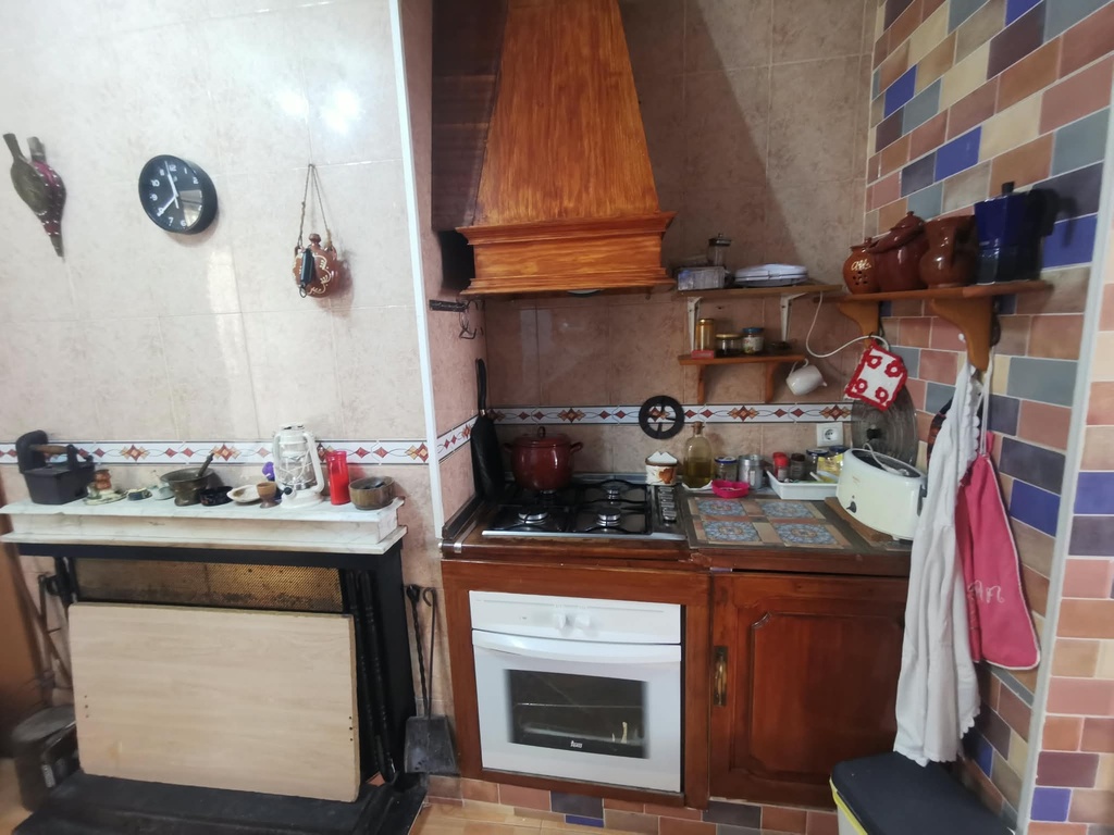 Fraai Gerenoveerd Dorpshuis met 5 Slaapkamers, Zonnig Terras en Landelijk Uitzicht in Chirivel, Almería