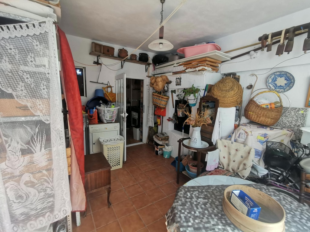 Fraai Gerenoveerd Dorpshuis met 5 Slaapkamers, Zonnig Terras en Landelijk Uitzicht in Chirivel, Almería
