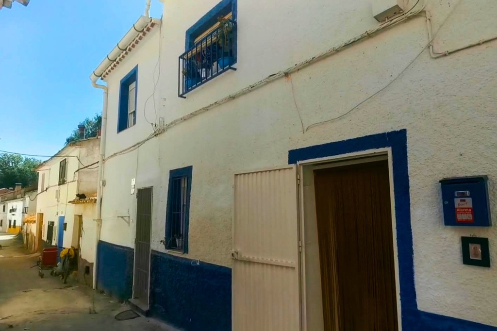 Fraai Gerenoveerd Dorpshuis met 5 Slaapkamers, Zonnig Terras en Landelijk Uitzicht in Chirivel, Almería