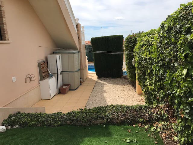 Vrijstaande woning in Fortuna met privé verwarmde zwembad, solarium en bergzicht