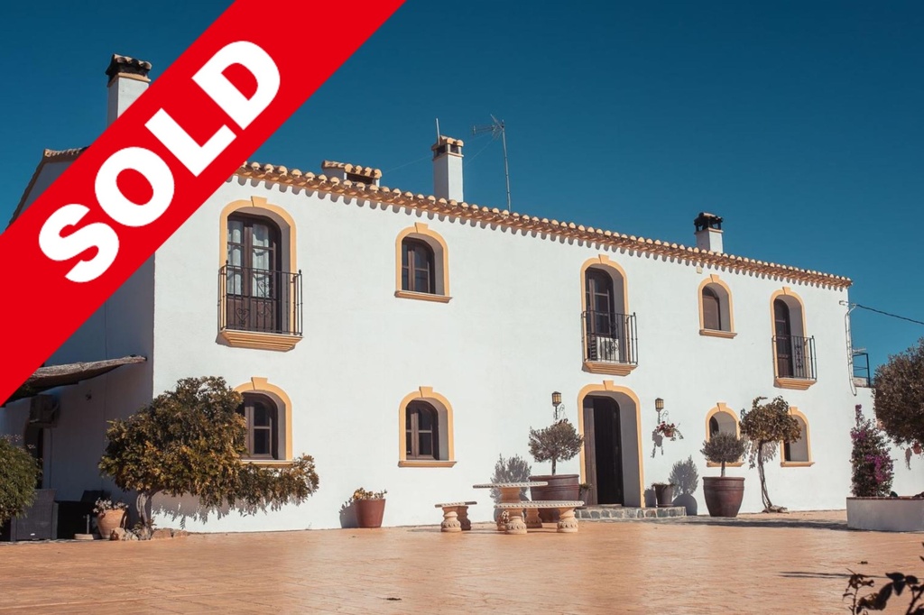 Vrijstaande woning met hotelvergunning te koop in Lorca