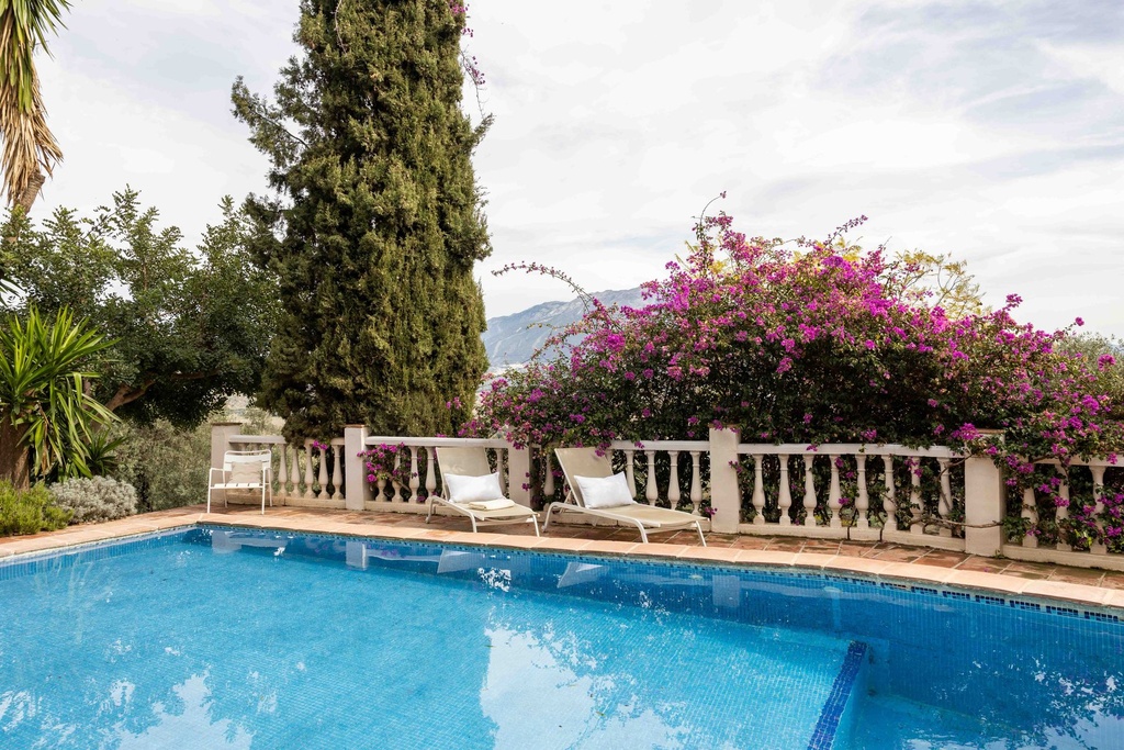 Buurtschap met 14 stadhuizen te koop in La Viñuela, Málaga
