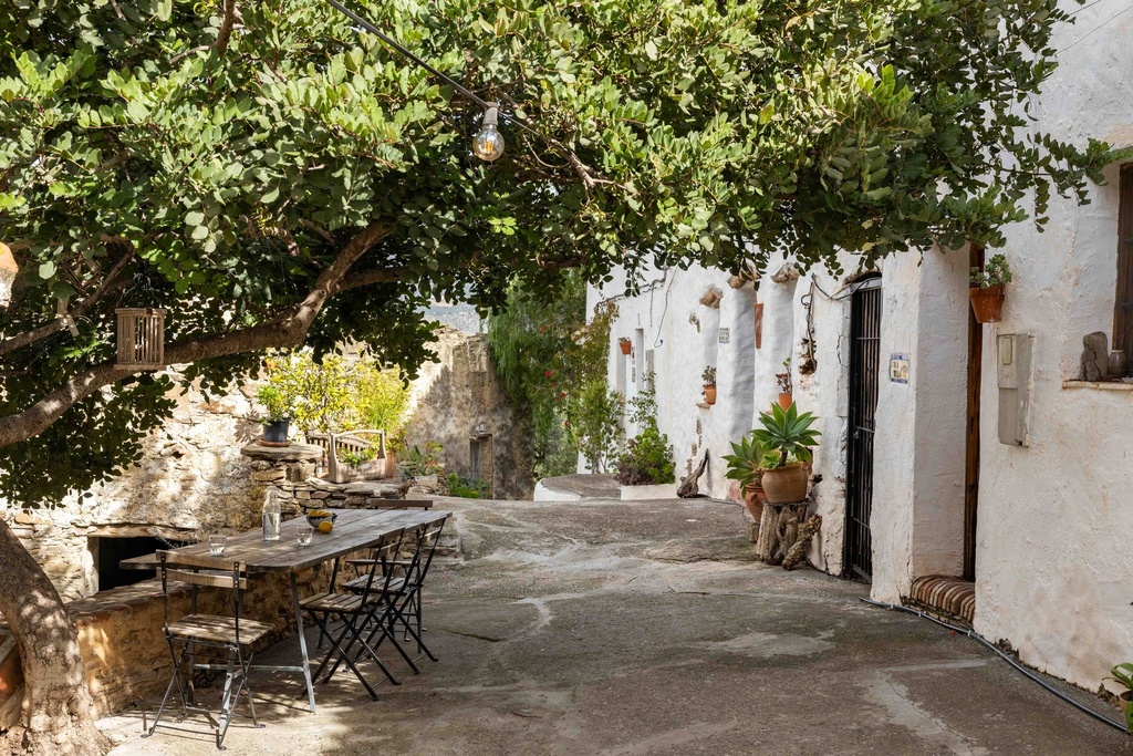 Buurtschap met 14 stadhuizen te koop in La Viñuela, Málaga