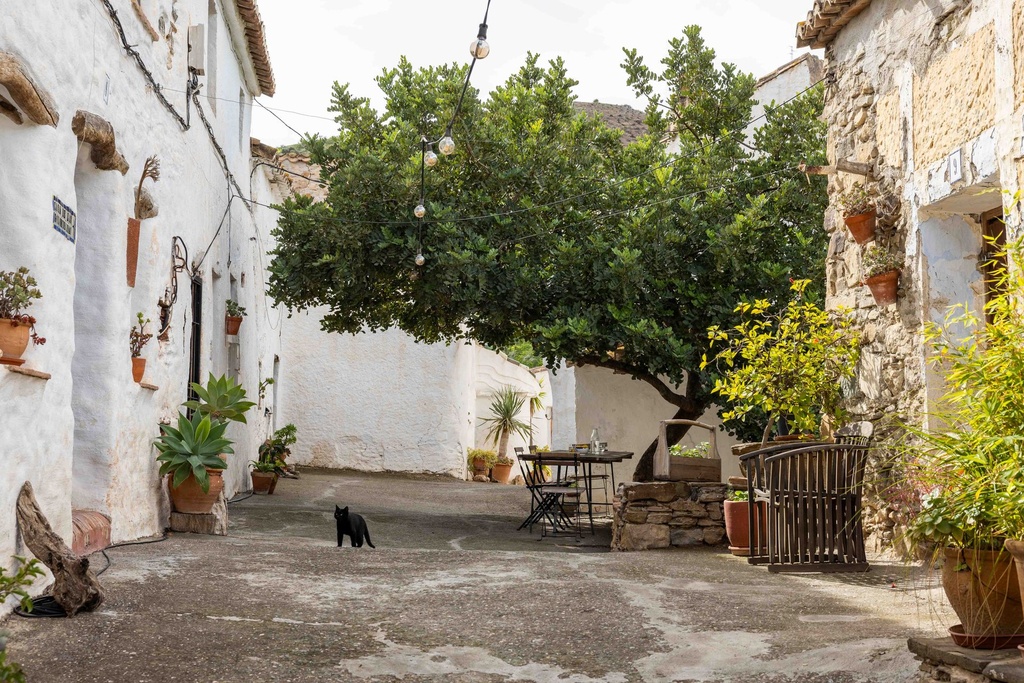 Buurtschap met 14 stadhuizen te koop in La Viñuela, Málaga