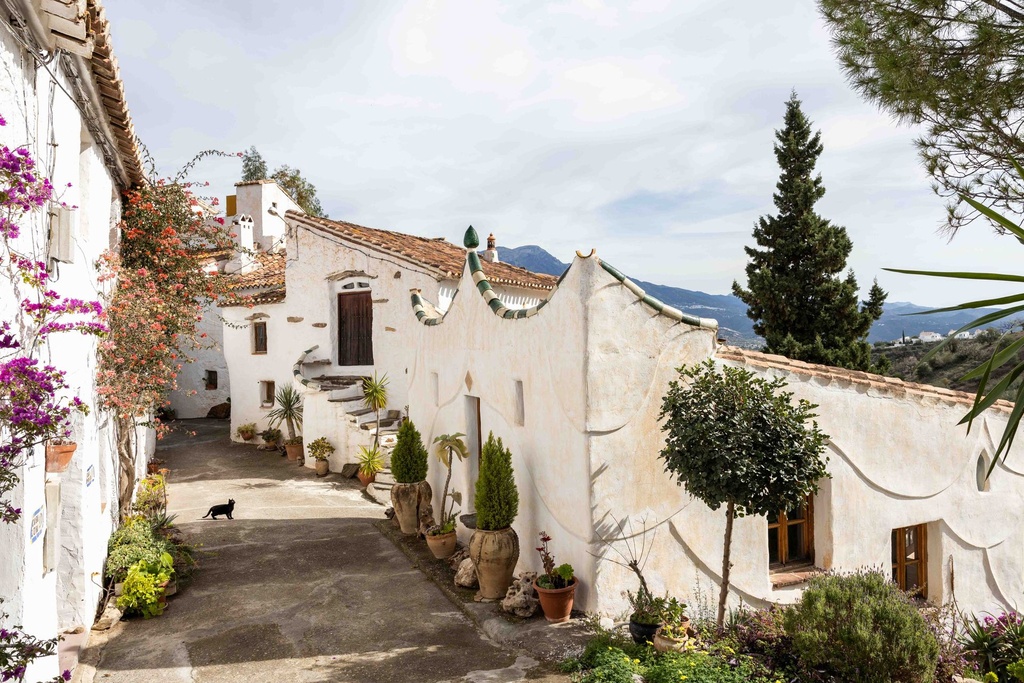 Buurtschap met 14 stadhuizen te koop in La Viñuela, Málaga
