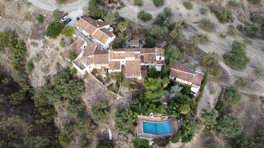 Buurtschap met 14 stadhuizen te koop in La Viñuela, Málaga