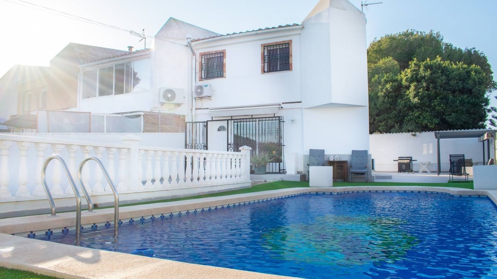 Gezellige geschakelde villa met privé zwembad in Los Balcones, Torrevieja