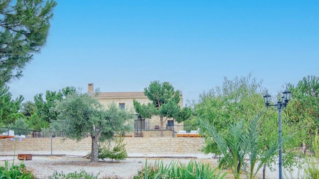 Stenen landhuis met lopend bedrijf in Biar, Alicante