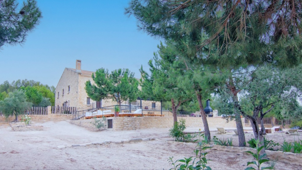Stenen landhuis met lopend bedrijf in Biar, Alicante