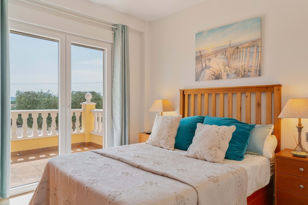 Luxe landelijke villa met prachtig uitzicht op het meer in Torremendo