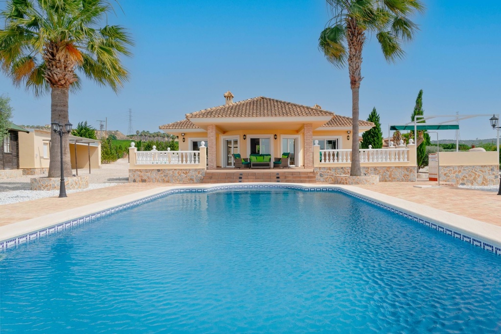 Luxe landelijke villa met prachtig uitzicht op het meer in Torremendo