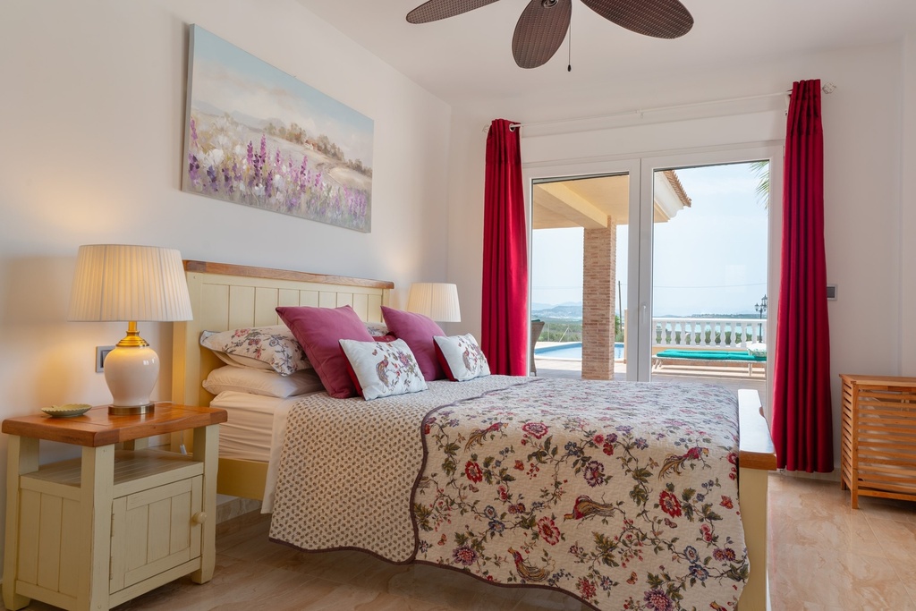 Luxe landelijke villa met prachtig uitzicht op het meer in Torremendo