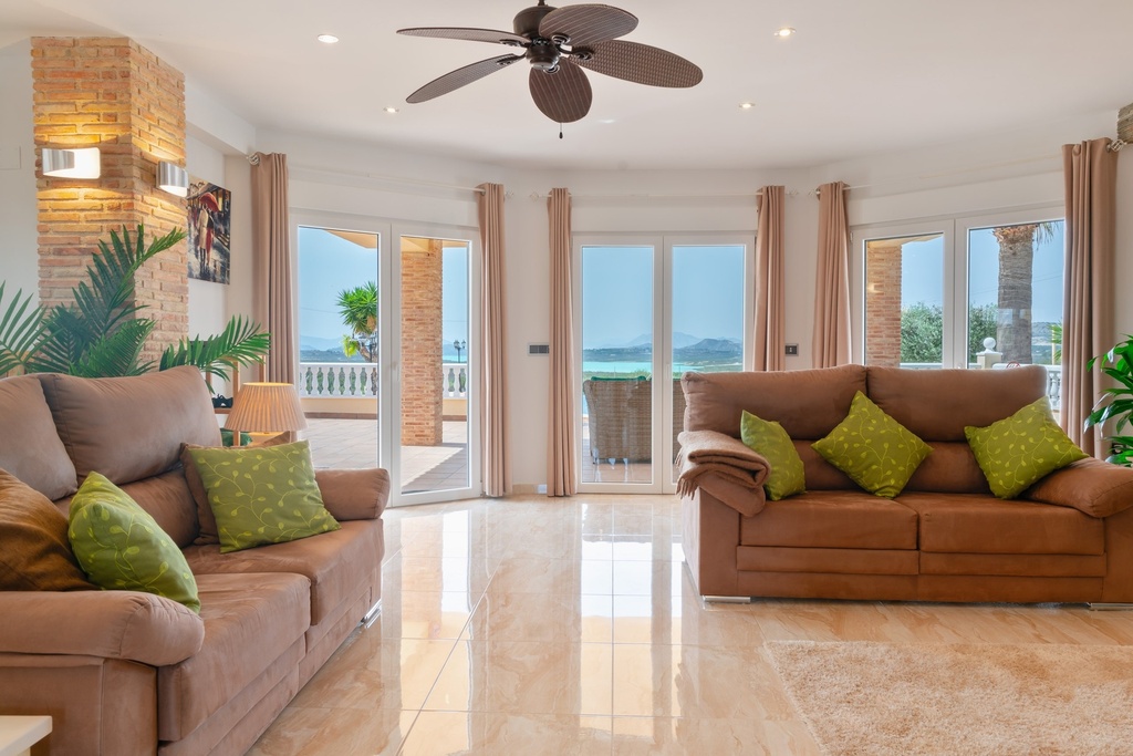 Luxe landelijke villa met prachtig uitzicht op het meer in Torremendo