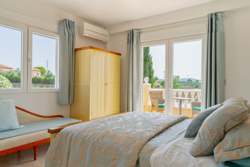 Luxe landelijke villa met prachtig uitzicht op het meer in Torremendo