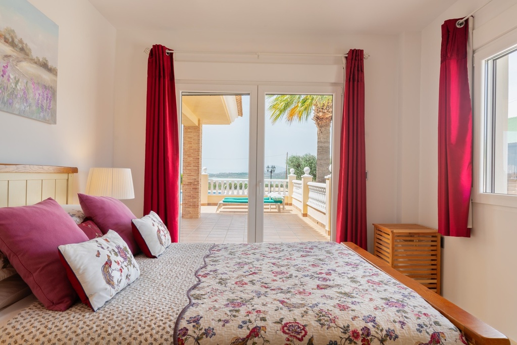 Luxe landelijke villa met prachtig uitzicht op het meer in Torremendo
