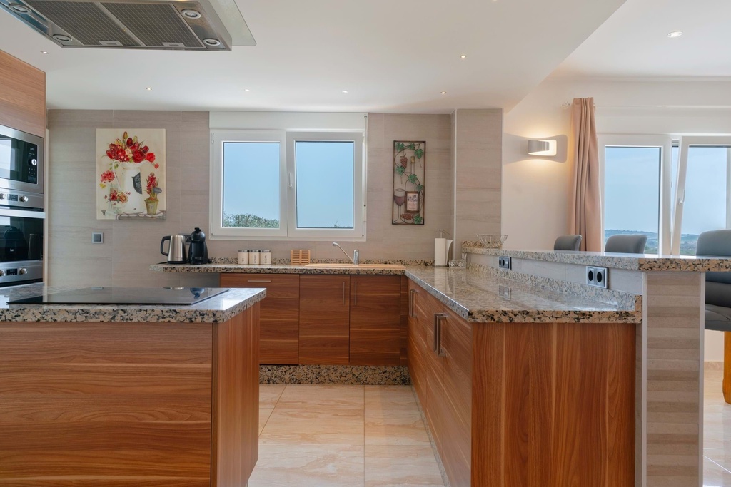 Luxe landelijke villa met prachtig uitzicht op het meer in Torremendo