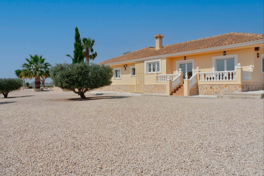 Luxe landelijke villa met prachtig uitzicht op het meer in Torremendo